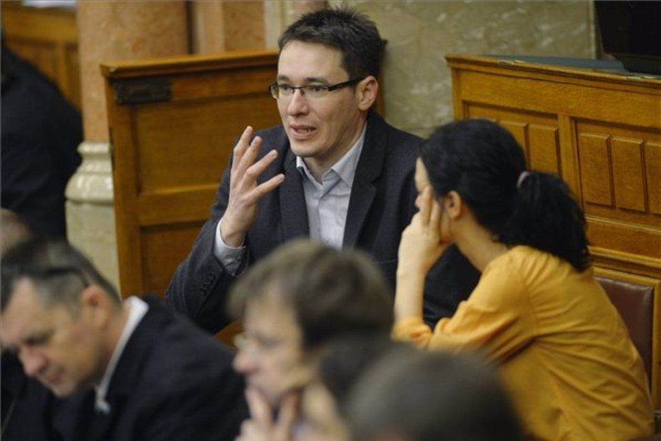 A PM szolidáris a Fidesz székház előtt tüntetőkkel 1