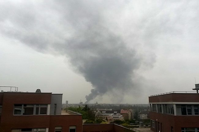 Tízméteres lángok és hatalmas füst Zuglóban 1