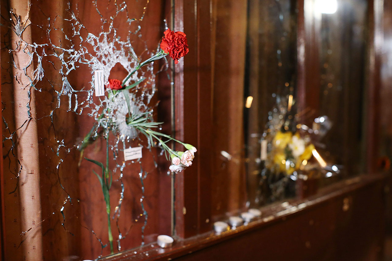 Gyolyók ütötte lyukakba tűzött virágok a párizsi Rue Alibert-en Fotó: MTI/EPA/Malte Christians)