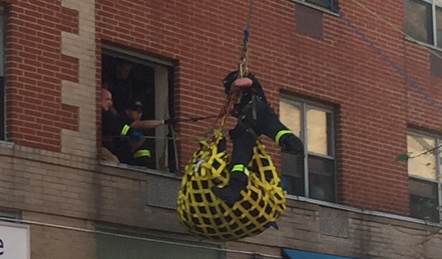 Tűzoltók mentették ki otthonából a 360 kilós nőt 1