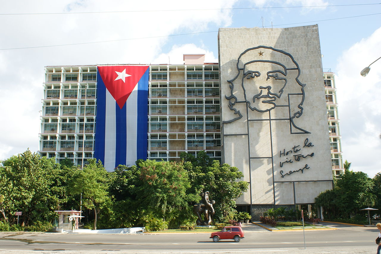 Che-emlékmű a havannai Belügyminisztérium épületén, melynek az ikonikus Alberto Korda-fotó alapján készült.