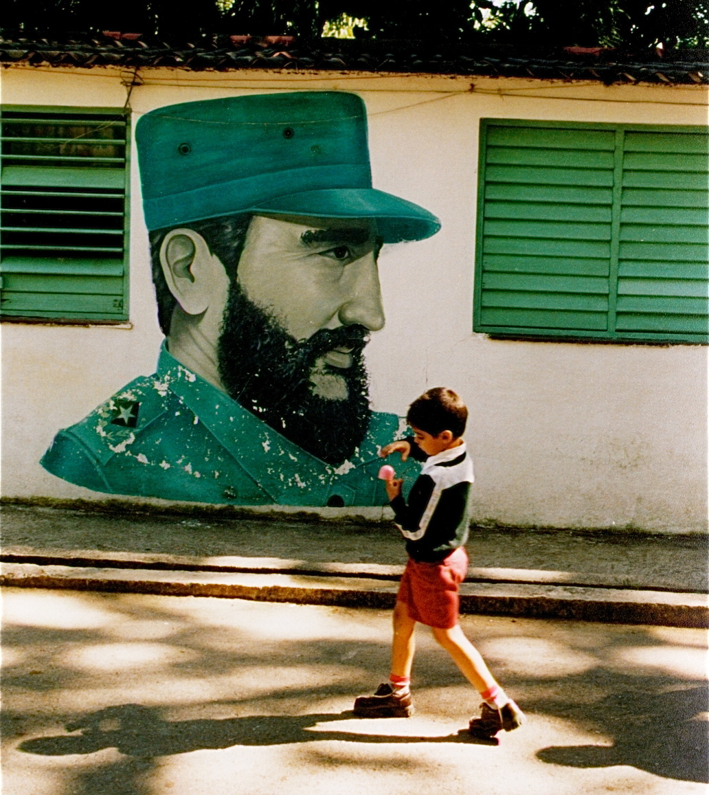 Fidel az iskolaudvarokon is jelen van