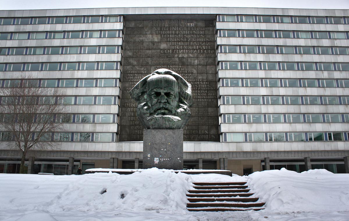 Karl Marx 7,1 méter magas, stilizált arca 1971 óta áll Chemnitz belvárosában