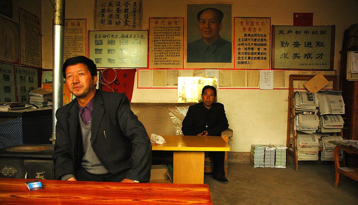 Mao itt épp egy vidéki középiskola falán figyeli az órákat