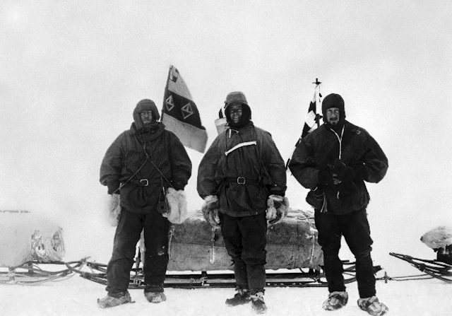 Az 1902-es Brit Nemzeti Antarktisz Expedíció három tagja: Shackleton (bal szélen), Scott (középen) és Dr. Edward Adrian Wilson, művész, zoológus és sebész
