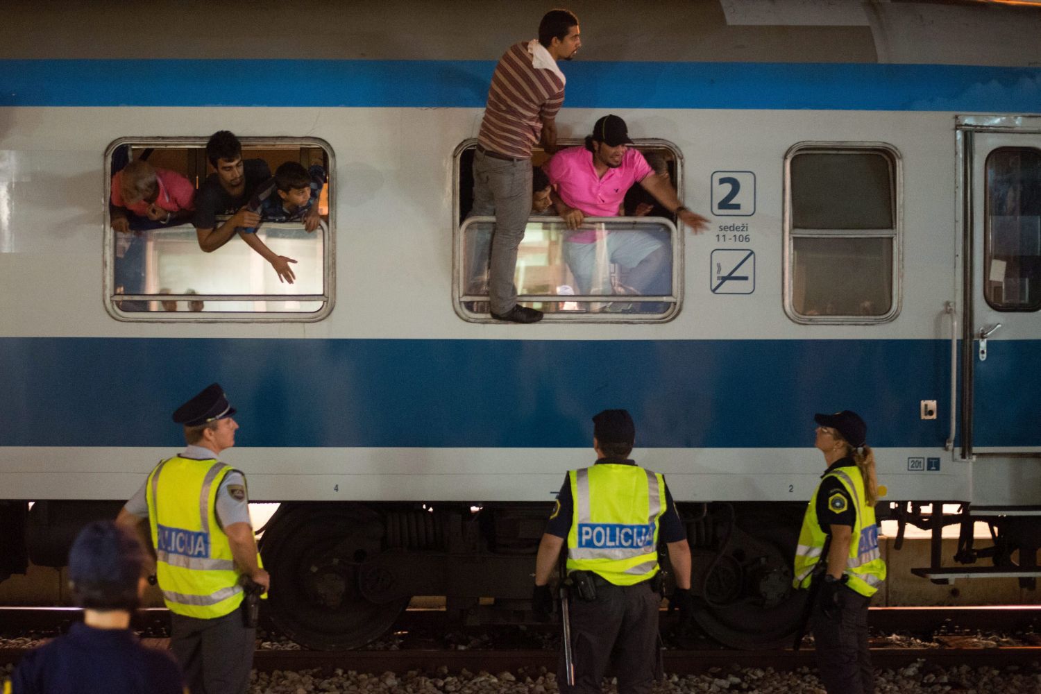 Dobova, 2015. szeptember 18. Illegális bevándorlók egy szlovén rendõrség által megállított és átvizsgált vonaton, a horvát határ közelében fekvõ, szlovéniai Dobova vasútállomásán 2015. szeptember 17-én. (MTI/AP/Christian Bruna)