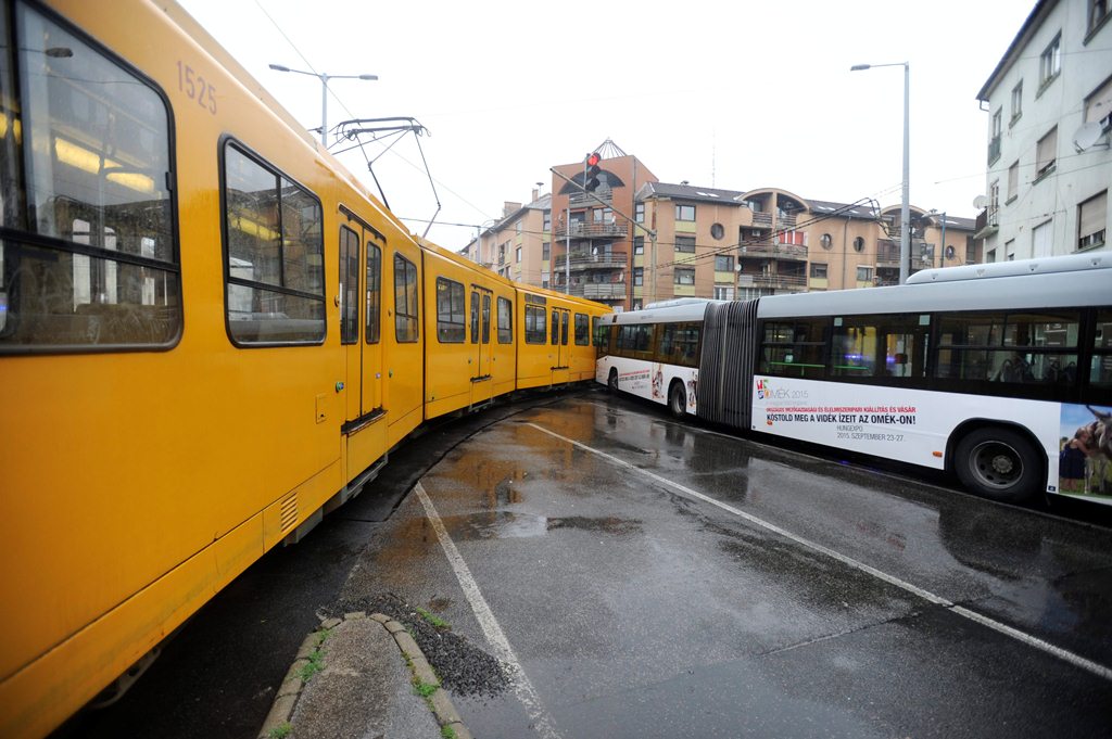 Busz és villamos ütközött Budapesten