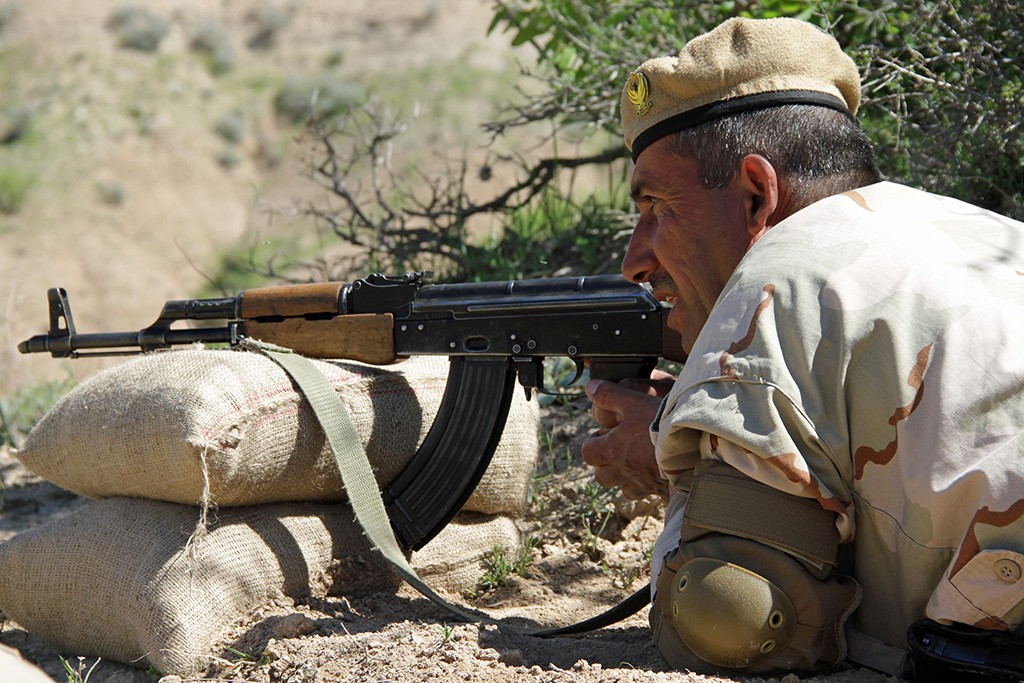 Peshmergák kiképzése a Németországtól kapott G36-os gépkarabéllyal. Fotó: KTCC