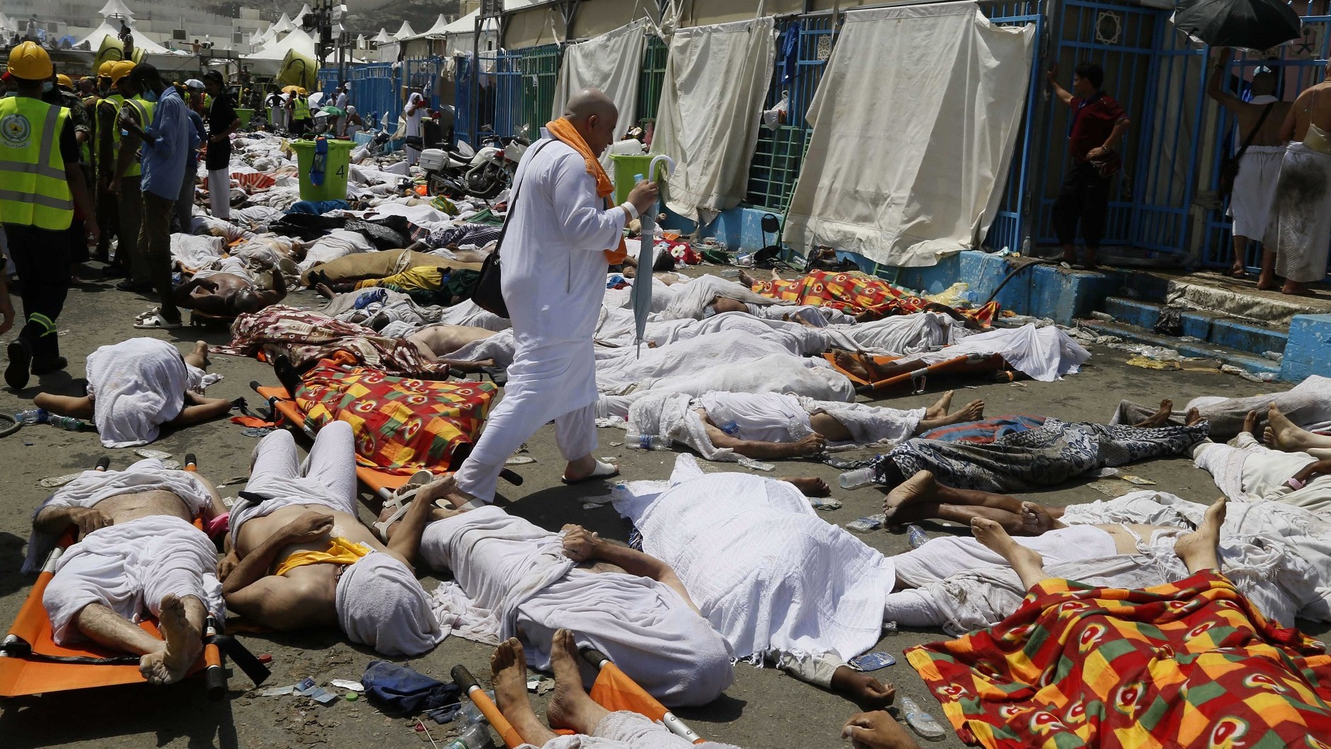 Áldozatok között egy muzulmán zarándok a Mekkától 5 km-re délkeletre fekvõ Minában 2015. szeptember 24-én, miután legalább kétszázhúsz halálos áldozatot követelõ tülekedés volt a mekkai zarándoklaton, a háddzson. (MTI/AP)