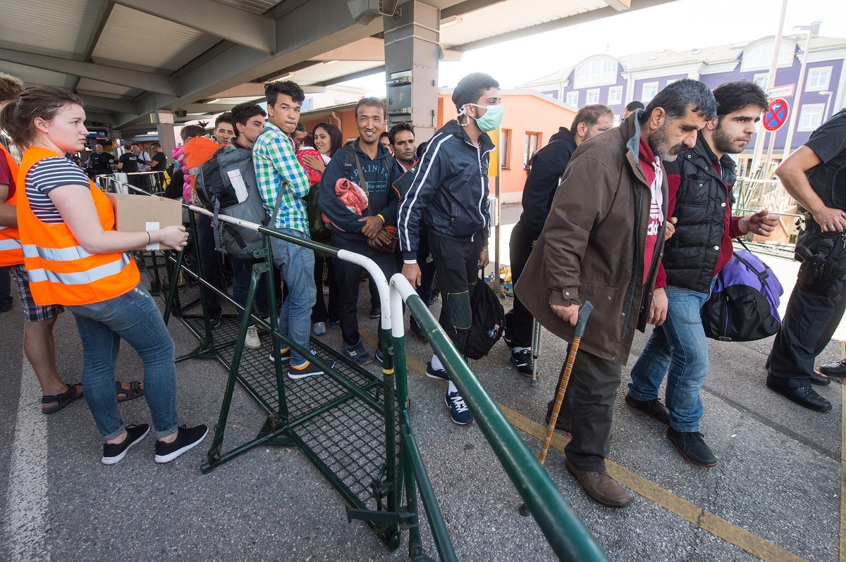 Freilassing, 2015. szeptember 16. Bevándorlók a németországi Freilassing vasútállomásán 2015. szeptember 16-án. (MTI/EPA/Armin Weigel)