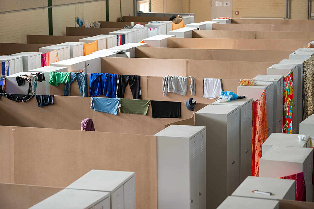 Regensburg, 2015. szeptember 26. Illegális bevándorlók ruhái egy befogadóközponttá alakított tornacsarnokban a németországi Regensburgban 2015. szeptember 25-én. (MTI/EPA/Armin Weigel)