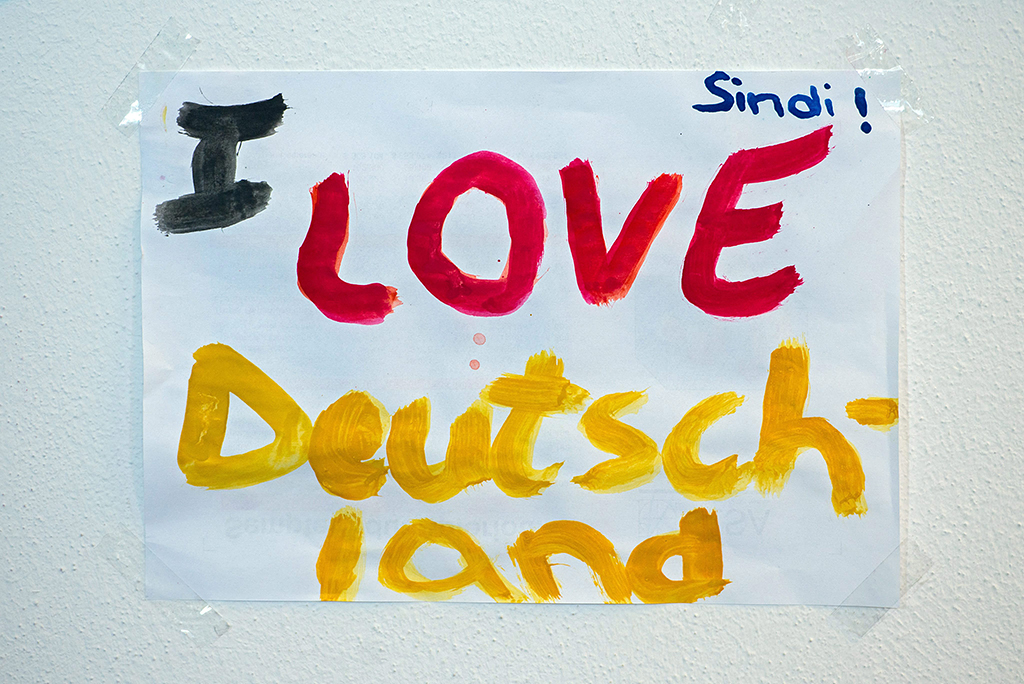 Regensburg, 2015. szeptember 26. "Szeretem Németországot!" feliratú papírlap egy befogadóközponttá alakított tornacsarnok falán a németországi Regensburgban 2015. szeptember 25-én. (MTI/EPA/Armin Weigel)
