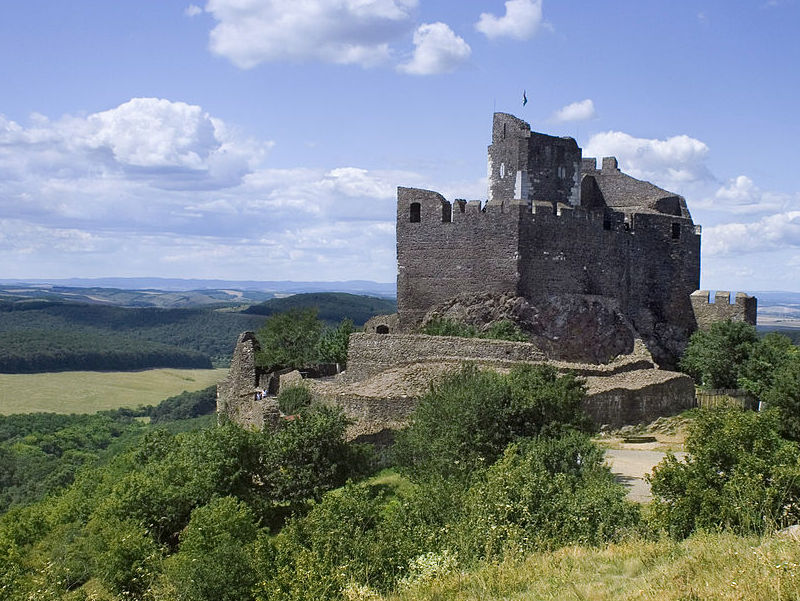 1280px-Hollókő_Castle,_Hungary