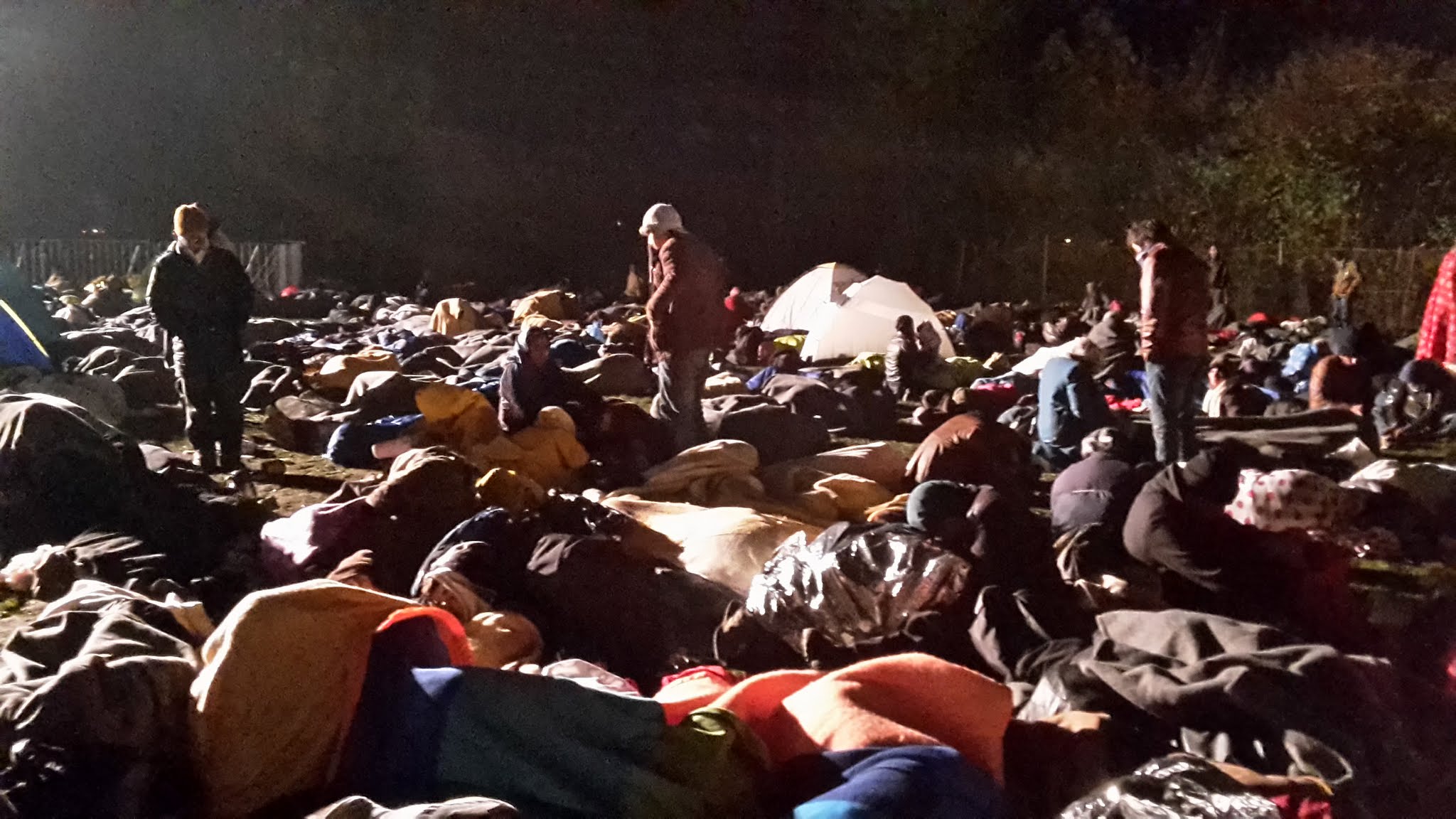 Rácsok mögé zárva, a földön alszanak a menekültek 5 fokban. 