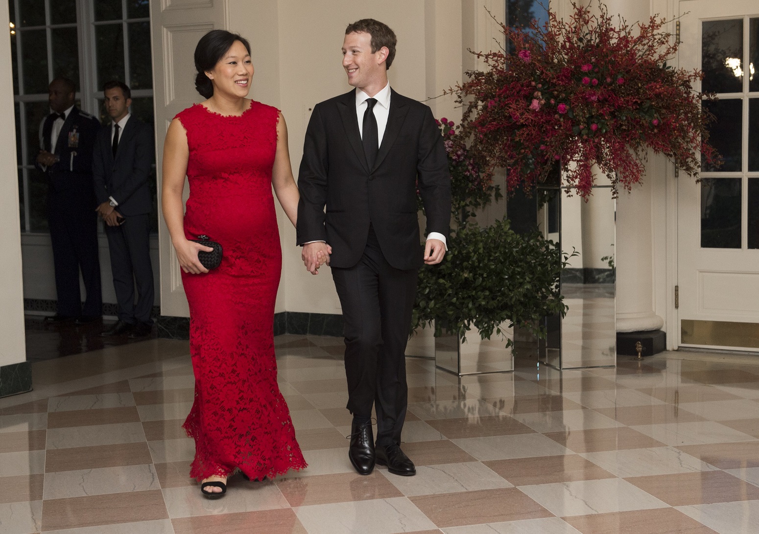 Mark Zuckerberg, Chairman and CEO of Facebook and his wife, Priscilla Chan, arrive for a State Dinner hosted by US President Barack Obama for Chinese President Xi Jinping at the White House in Washington, DC, September 25, 2015. AFP PHOTO / MOLLY RILEY
