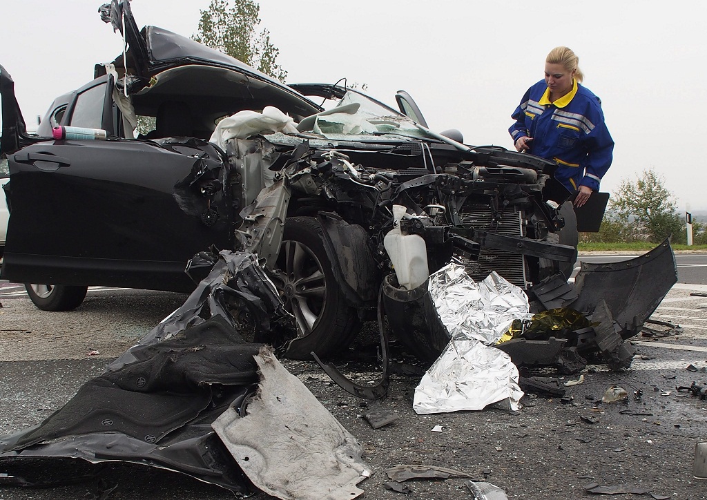 Ceglédbercel, 2015. október 13. Rendõr helyszínel a 4-es fõút ceglédberceli szakaszán, ahol egy teherautó pótkocsijának ütközött egy személygépkocsi 2015. október 13-án. A balesetben egy ember súlyosan sérült. MTI Fotó: Donka Ferenc