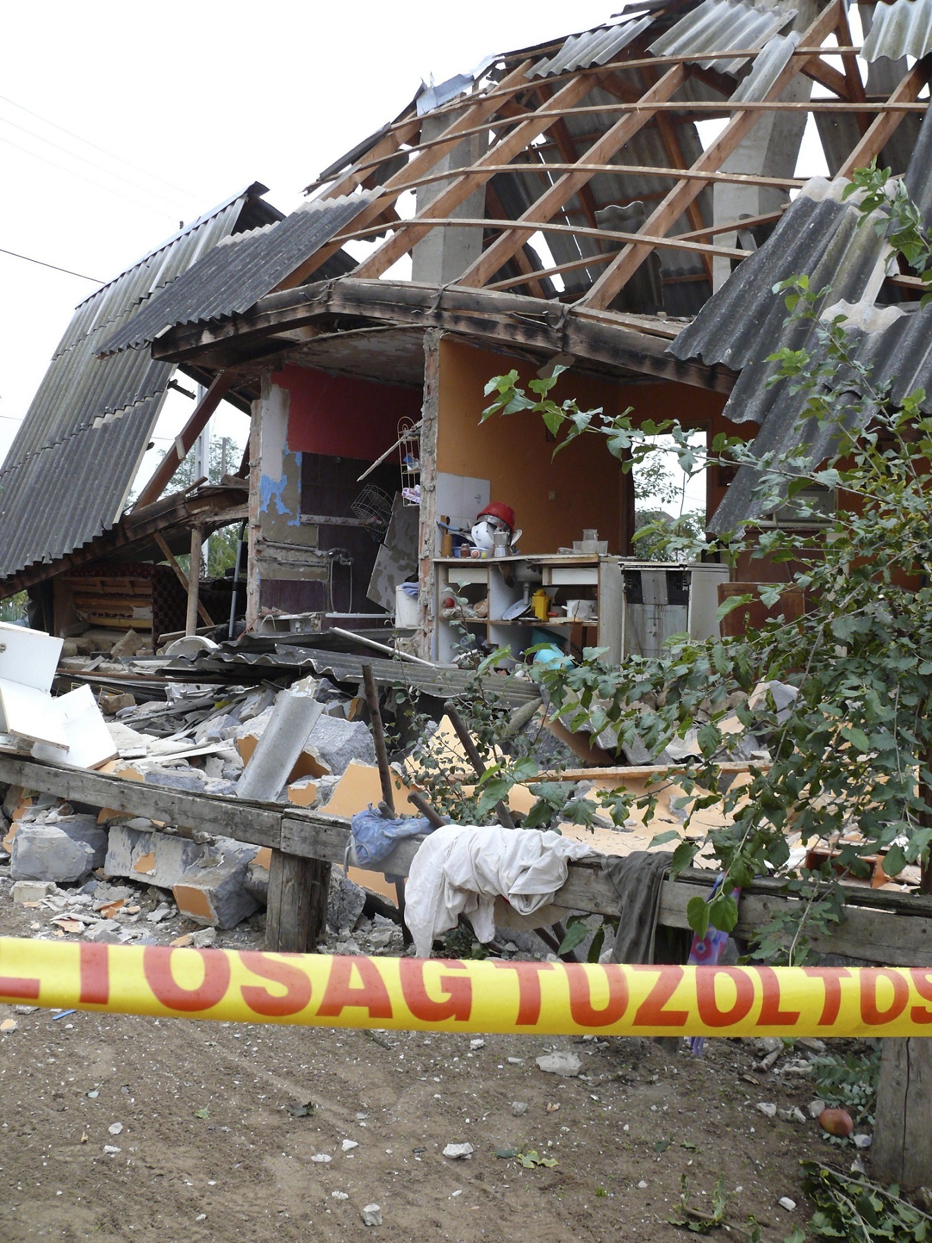 Nyírkarász, 2015. október 11. Lakhatatlanná vált családi ház, amelyben felrobbant egy gázpalack 2015. október 11-én. A robbanásban egy ember súlyosan megsérült. MTI Fotó: Taipusz Attila