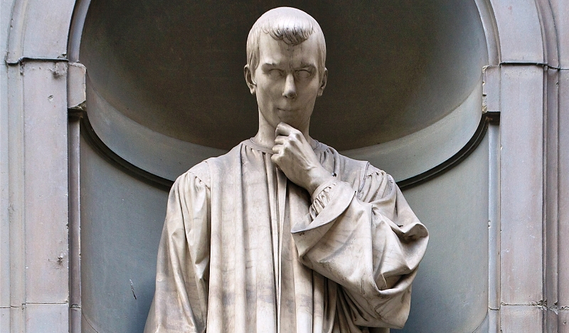Machiavelli szobra a firenzei Uffizi galériában (kép: Wikipédia)