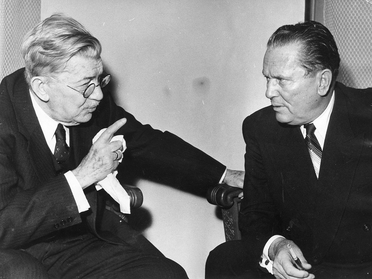 Tito (jobbra) Aleksandar Belić nyelvésszel beszélget, 1954