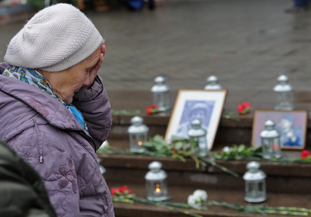 2726170 10/26/2015 Moscow residents during an event commemorating the 13th anniversary of the hostage crisis that occurred during the performance of the musical Nord-Ost at the Dubrovka Theater in Moscow. Kirill Kallinikov/RIA Novosti