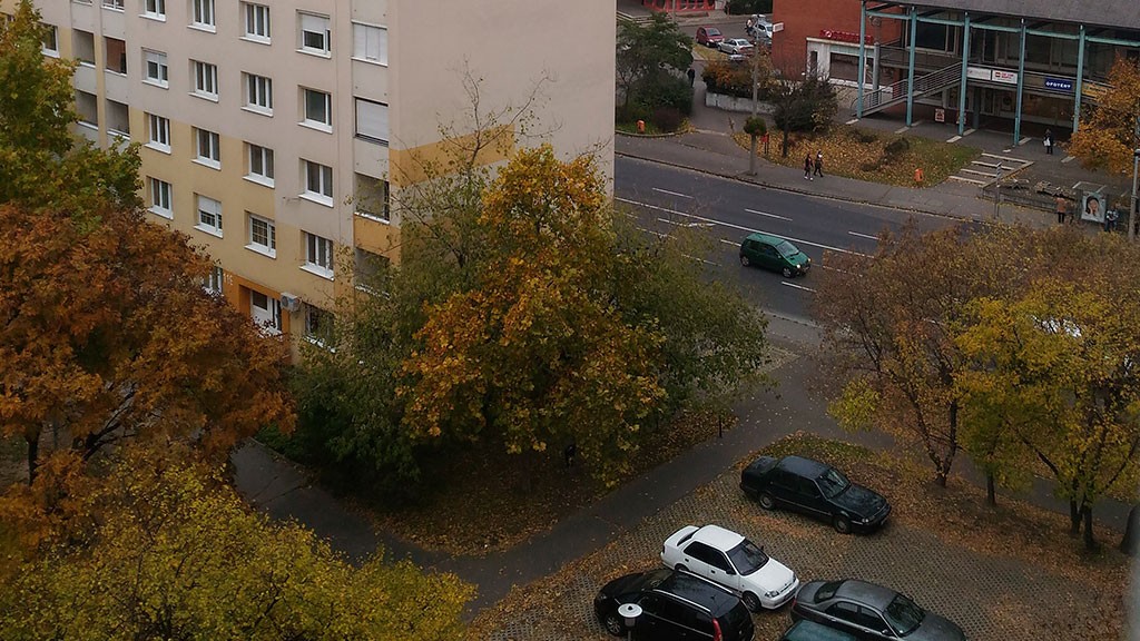 Normál körülmények között viszont szép, kontrasztos a kép, a színgazdagságnak itt csak Újpest anti-színei szabtak határt :)