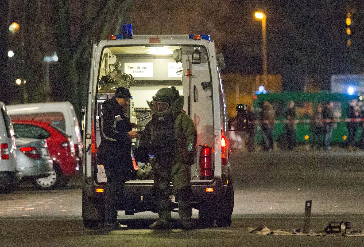 Egy rendőr és egy bombaszakértő a Berlin-Charlottenburg negyed egyik lezárt utcájában 2015. november 26-án, miután őrizetbe vettek két, terrorista támadás kitervelésével vádolt iszlamistát egy mecset átkutatását megelőzően. (MTI/EPA/Jörg Carstensen)