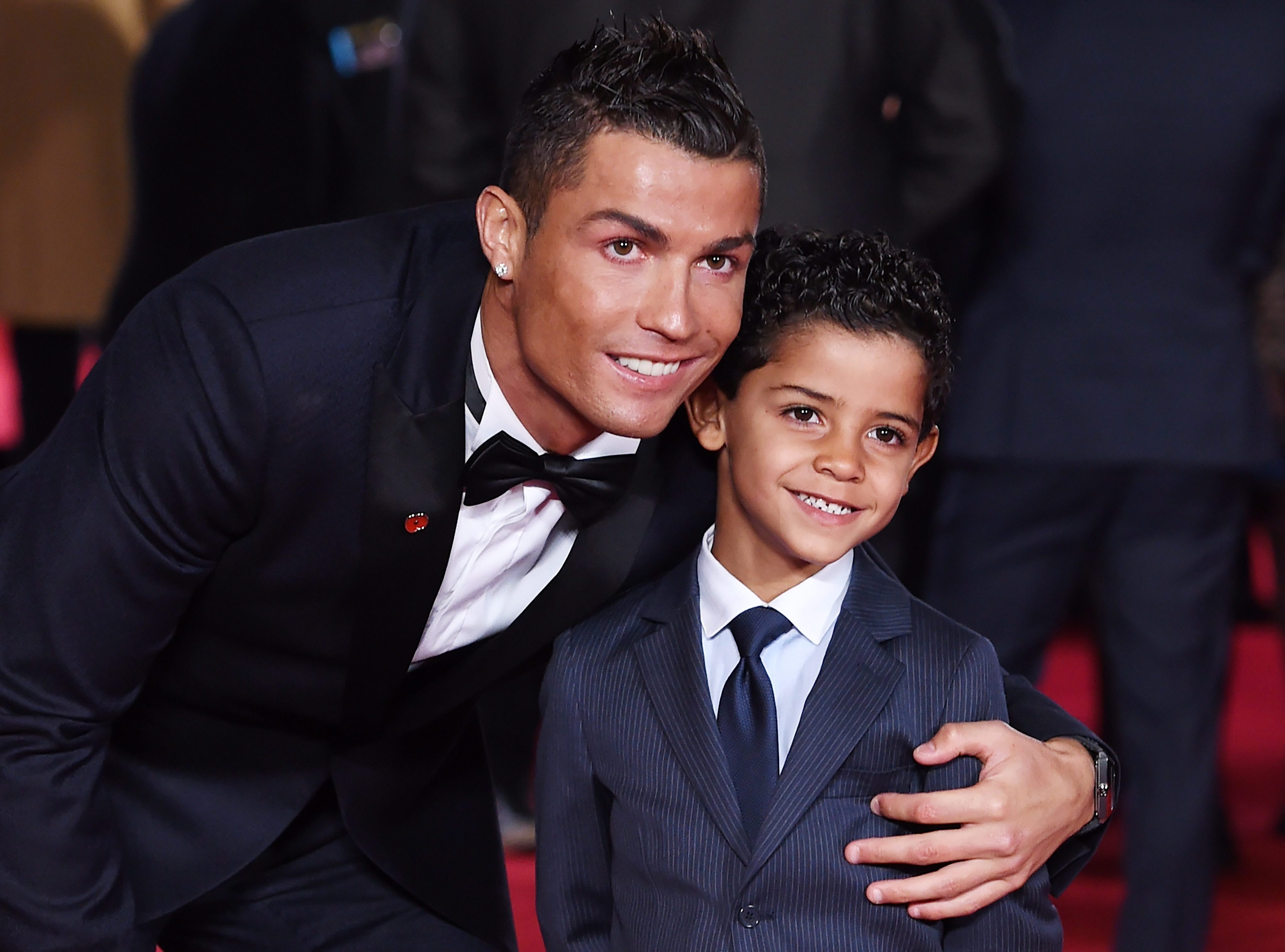 Cristiano Ronaldo kisfia, Cristiano Ronaldo Jr. társaságában a Ronaldo címû életrajzi dokumentumfilmjének világpremierjén. (MTI/EPA/Facundo Arrizabalaga)