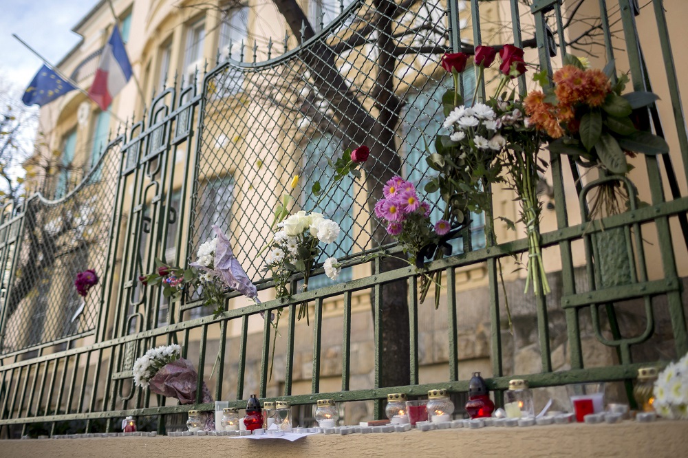 Budapest, 2015. november 14. Az áldozatok emlékére elhelyezett virágcsokrok és mécsesek a budapesti francia nagykövetség épülete elõtt a Párizsban végrehajtott terrorcselekmények utáni napon 2015. november 14-én. MTI Fotó: Mohai Balázs