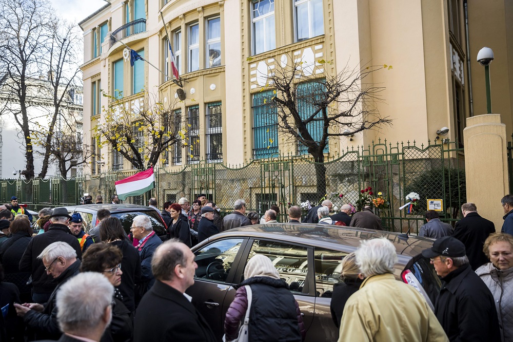 Budapest, 2015. november 14. Megemlékezõk a budapesti francia nagykövetség épülete elõtt a Párizsban végrehajtott terrorcselekmények utáni napon 2015. november 14-én. MTI Fotó: Mohai Balázs