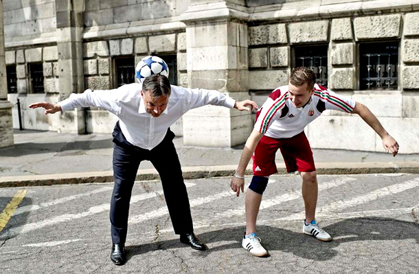 Orbán Viktor, amikor a Parlamentben fogadta Kovács Péter freestyle futball-világbajnokot.