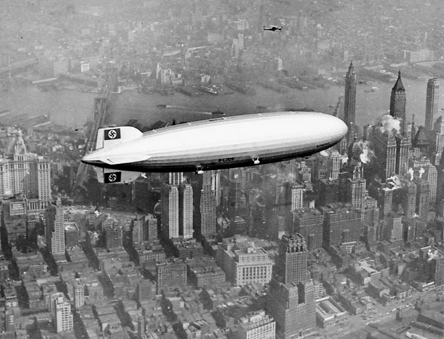 Hindenburg_over_New_York_1937
