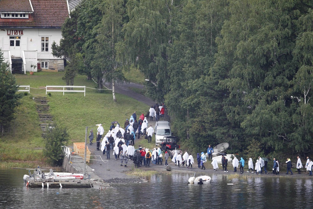 Oslo, 2011. augusztus 19. Hozzátartozók látogatnak a támadás óta elsõ alkalommal Utoya szigetére, ahol a szélsõjobboldali nézeteket valló Anders Behring Breivik 69 embert megölt 2011. július 22-én, amikor a kormányzó Munkáspárt ifjúsági szervezetének táborában válogatás nélkül tüzelt a résztvevõkre, miután nyolc áldozatot szedõ pokolgépet robbantott a norvég fõváros kormányzati negyedében. (MTI/EPA/Gorm Kallestad)