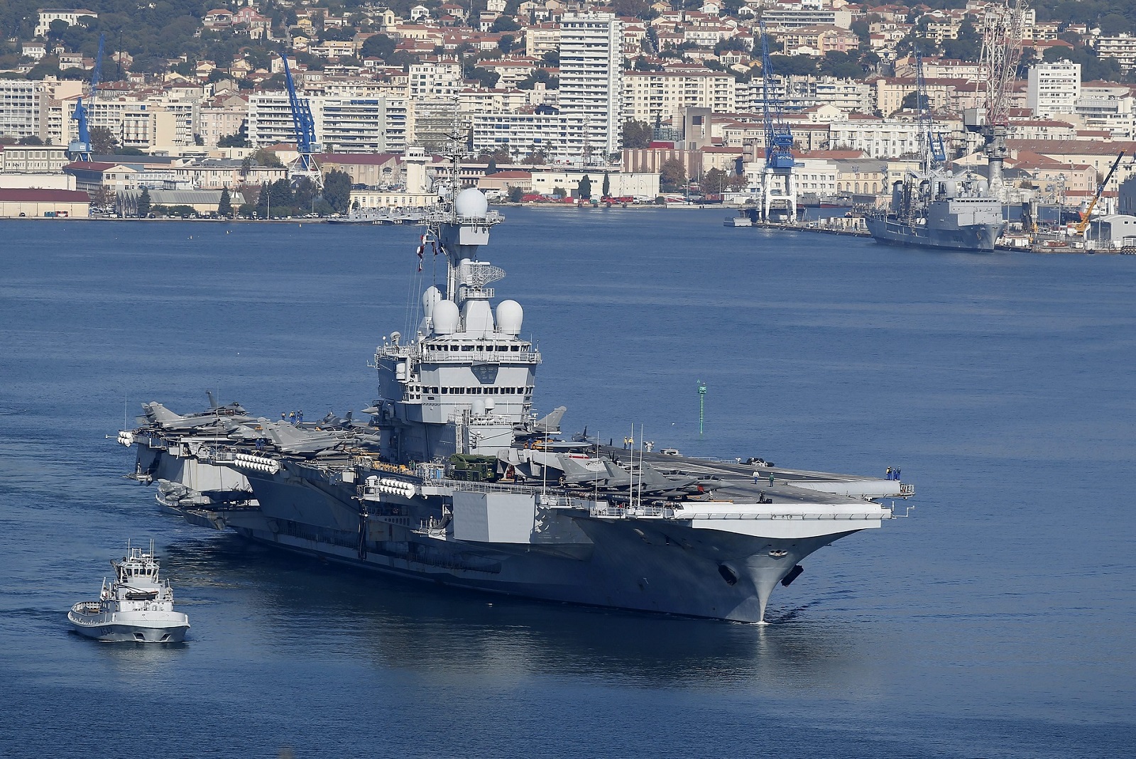 Toulon, 2015. november 18. A Charles De Gaulle francia nukleáris meghajtású repülõgép-hordozó elindul a dél-franciaországi Toulon haditengerészeti támaszpontjáról 2015. november 18-án. Az anyahajó a Földközi-tenger keleti medencéje felé tart, hogy részt vegyen a november 13-i párizsi merényletekért felelõsséget vállaló Iszlám Állam (IÁ) elleni hadmûveletekben. (MTI/EPA/Sebastien Nogier)