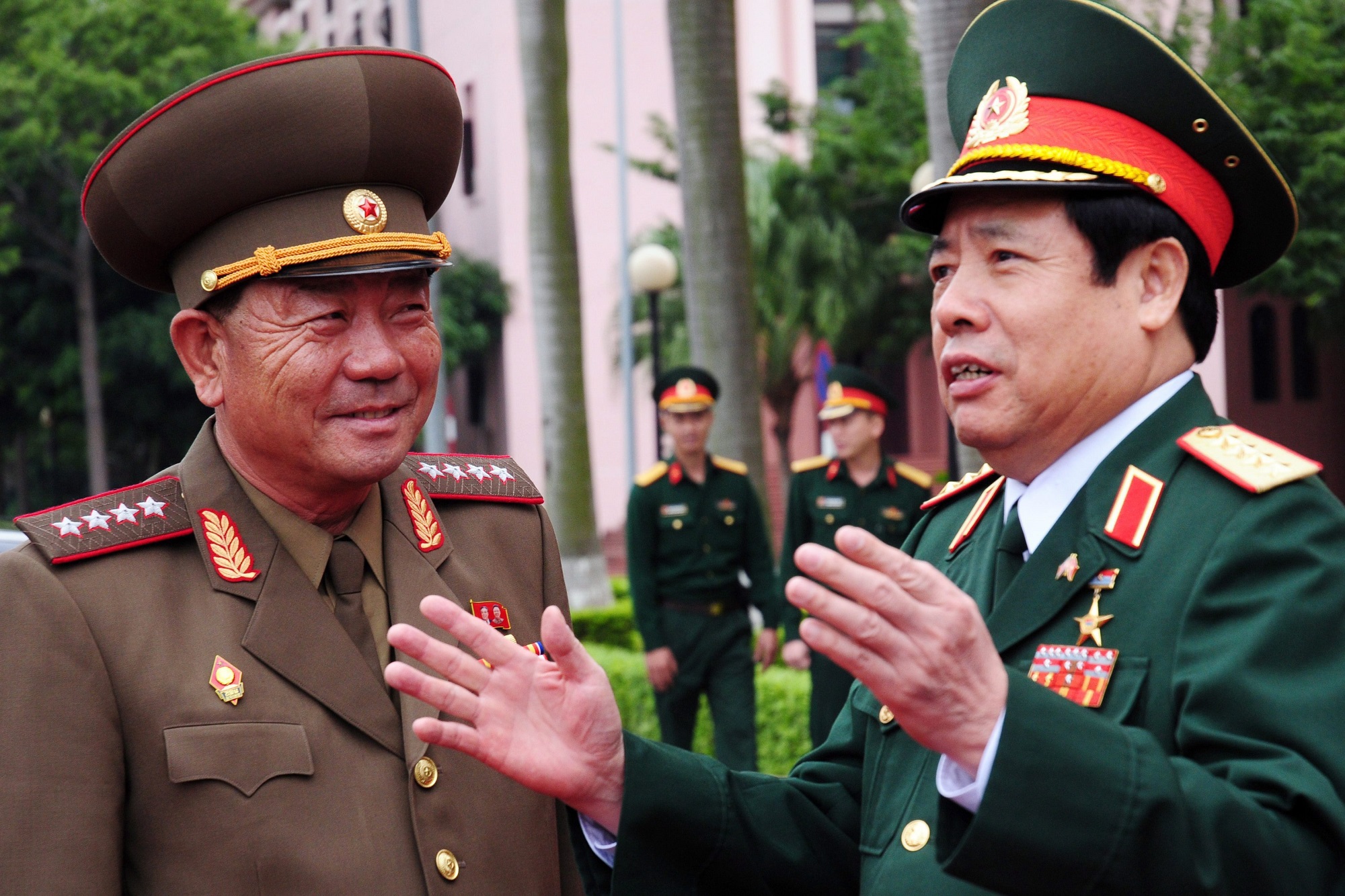 Hanoi, 2015. november 27. Phung Quang Thanh tábornok, vietnami védelmi miniszter (j) fogadja észak-koreai partnerét, Pak Jong Szik tábornokot a hanoi védelmi minisztériumban 2015. november 27-én. (MTI/EPA)
