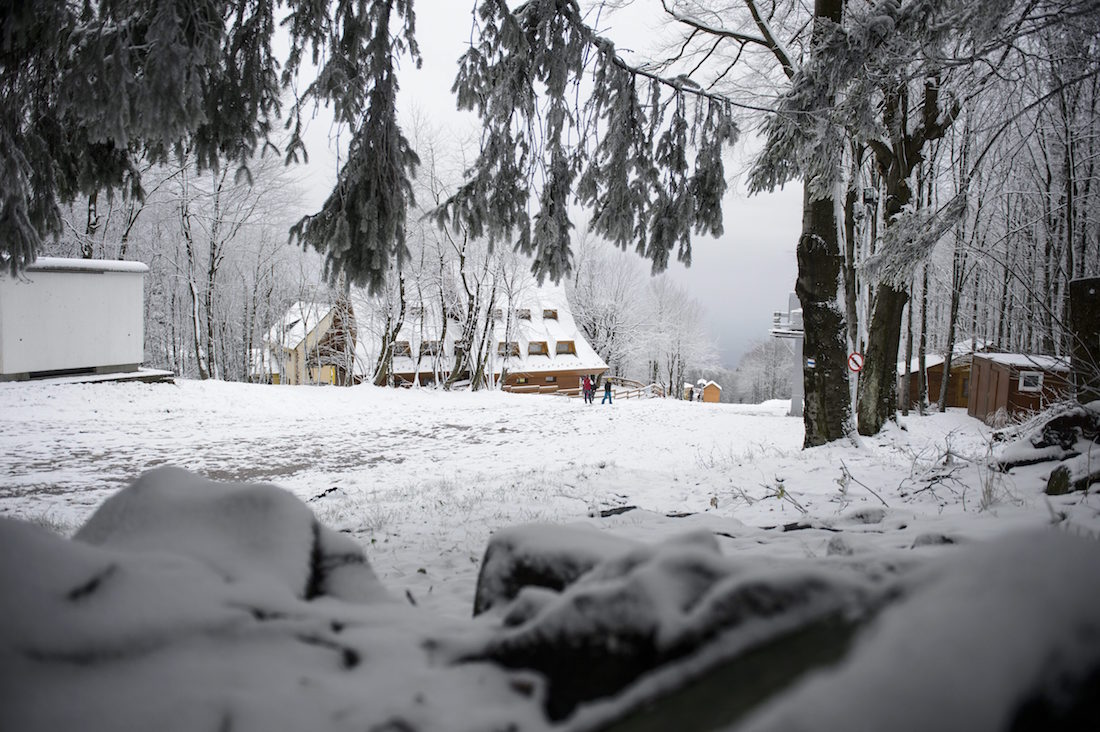 Kékestető, 2015. november 22. Hó Kékestetőn 2015. november 22-én. A meteorológiai szolgálat honlapja szerint Kékestetőn reggel 3 centiméteres hóvastagságot mértek. MTI Fotó: Komka Péter
