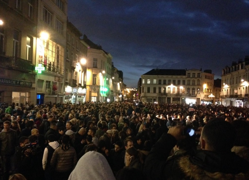Brüsszel, Molenbeek, megemlékezés a párizsi terrortámadásokra. Kép: Twitter