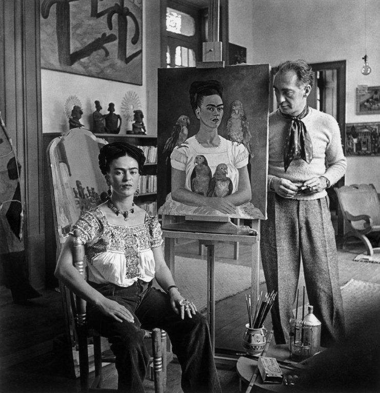 Frida Kahlo (még befejezetlen) Én és a papagájaim című művével – a vászon jobb oldalán Muray Miklós