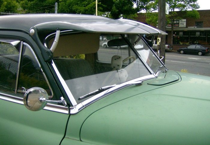 Raked_windshield_1952_DeSoto