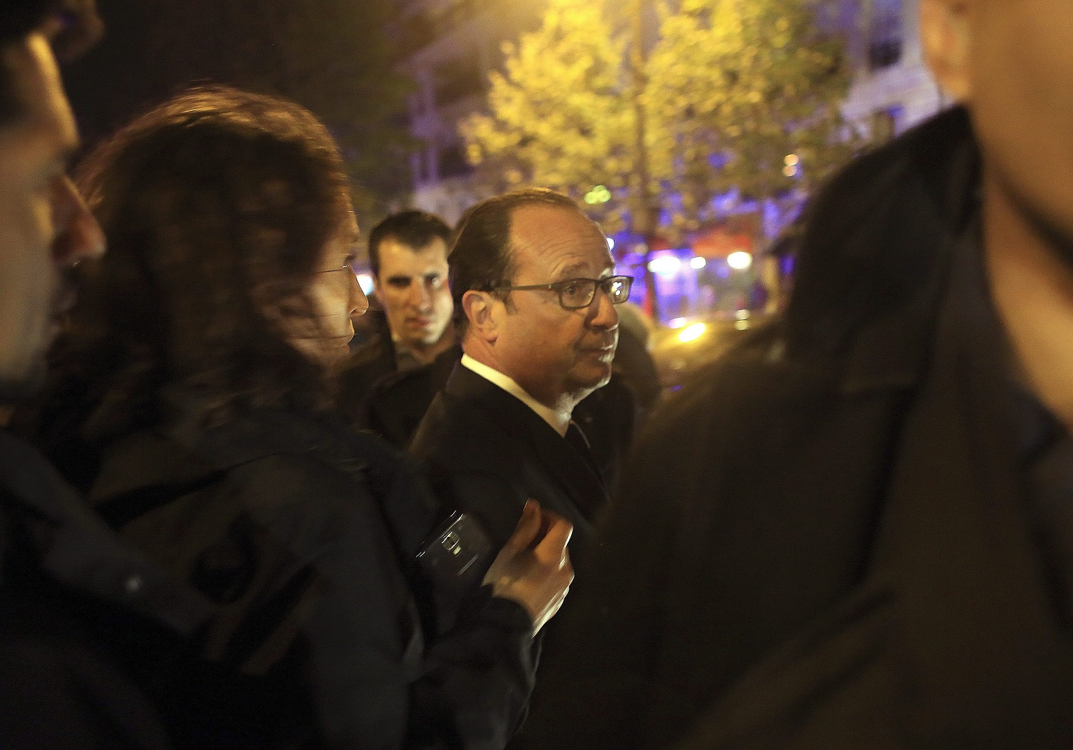 Párizs, 2015. november 14. Francois Hollande francia elnök a párizsi Bataclan koncertteremhez érkezik 2015. november 13-án éjjel. A francia fõvárosban késõ este összehangoltan több merényletet követtek el. A lövöldözésekben és robbanásokban legalább 140 ember meghalt, sokan megsebesültek. Francois Hollande francia elnök egész Franciaország területére rendkívüli állapotot hirdetett és bejelentette a határok lezárását. (MTI/AP/Thibault Camus)