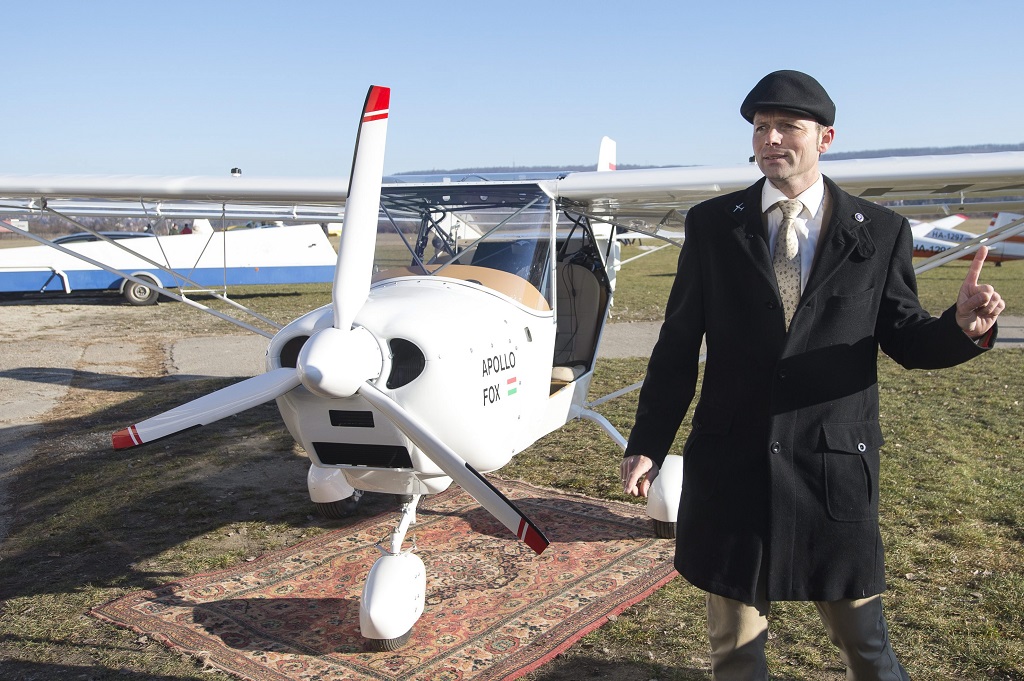 Keszy-Harmath Zoltán áll magyar gyártású, Apollo Fox típusú repülõgépe mellett a farkashegyi repülõtéren 2015. december 31-én. MTI Fotó: Illyés Tibor