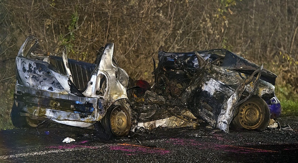 Bicske, 2015. december 15. Ütközésben összetört, kiégett személygépkocsik egyike az 1-es fõúton, Bicskénél, az M1-es autópálya lehajtójának közelében 2015. december 15-én. Az elsõdleges információi szerint a balesetben négyen meghaltak. MTI Fotó: Lakatos Péter