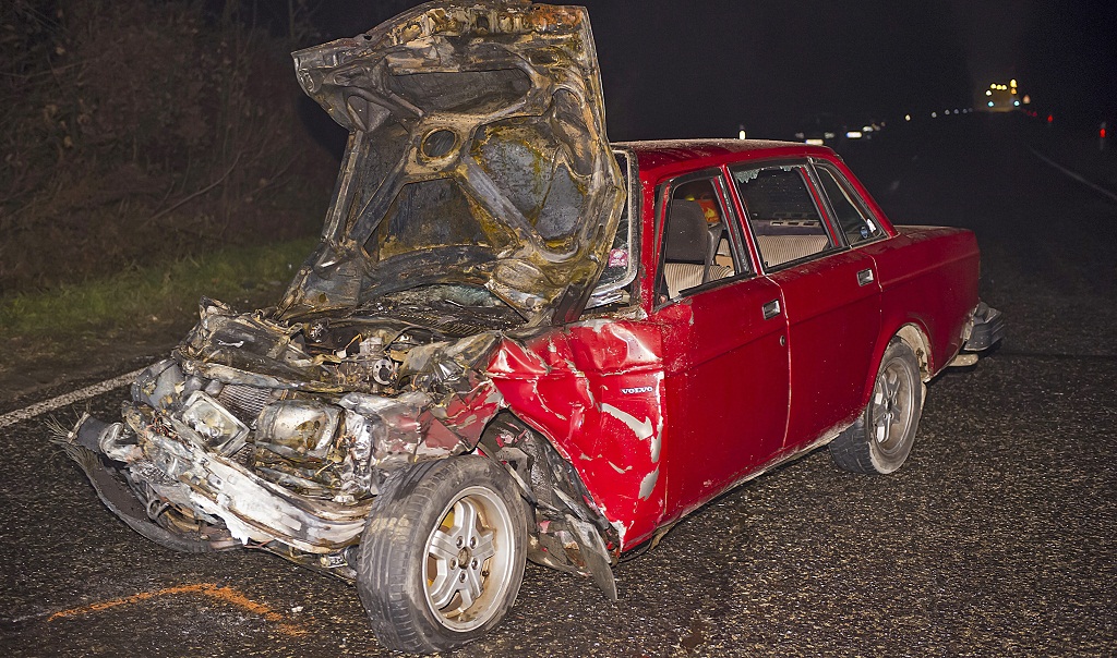 Bicske, 2015. december 15. Ütközésben összetört, kiégett személygépkocsik egyike az 1-es fõúton, Bicskénél, az M1-es autópálya lehajtójának közelében 2015. december 15-én. Az elsõdleges információi szerint a balesetben négyen meghaltak. MTI Fotó: Lakatos Péter