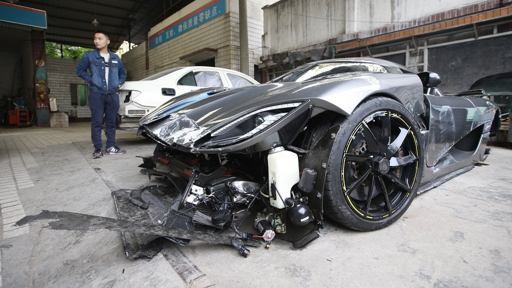 Koenigsegg Agera R megtörten áll egy kínai garázsban. 