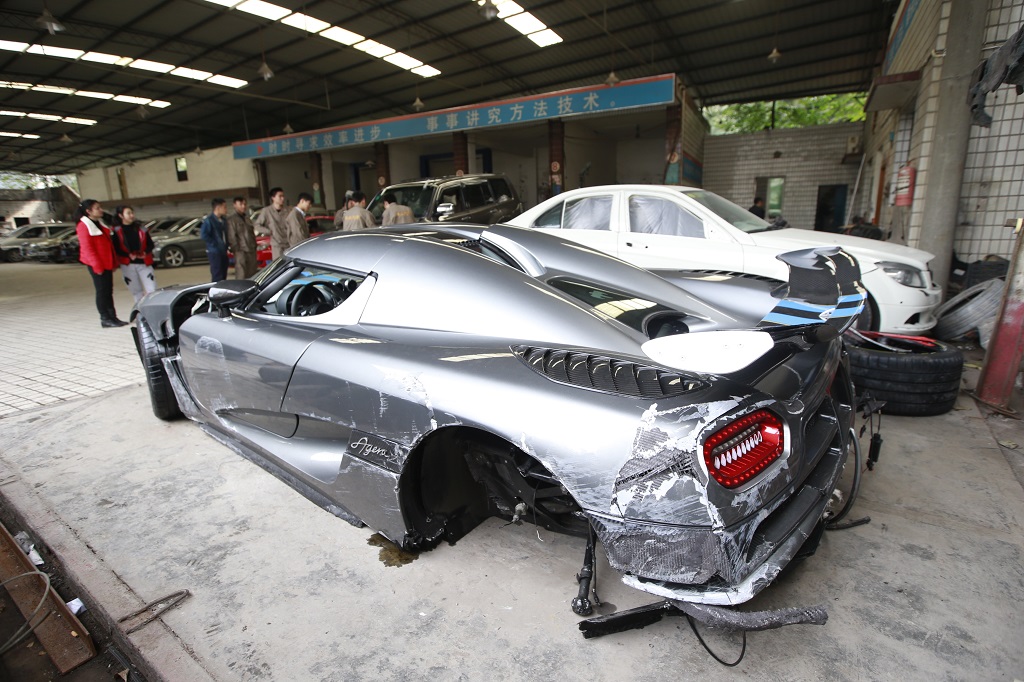 Koenigsegg Agera R megtörten áll egy kínai garázsban. 