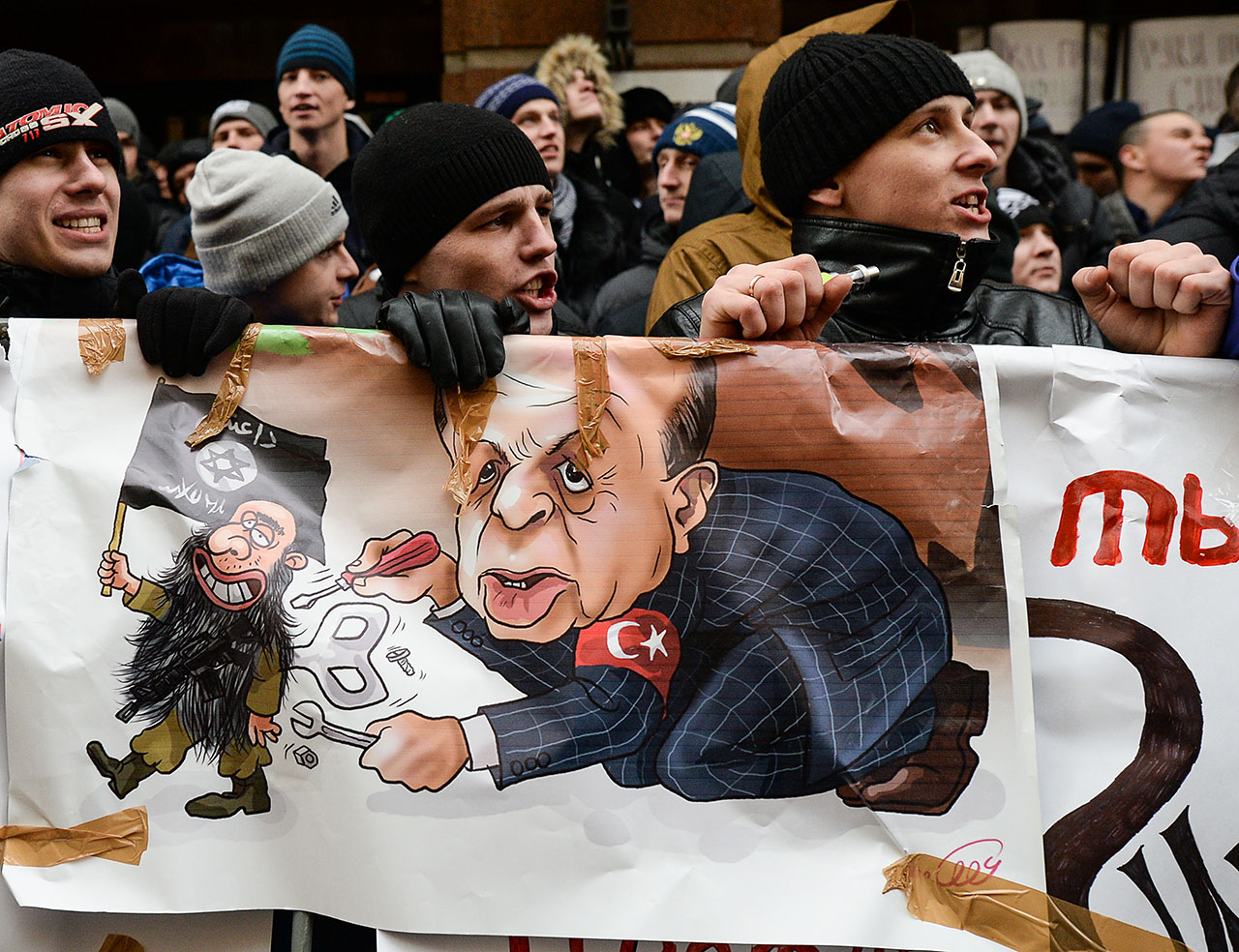 Orosz tüntetők a Török nagykövetség előtt Moszkvában Fotó: Europress/AFPAlexand Vilf
