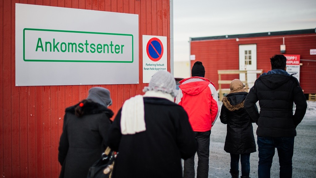 Menekültek érkeznek a Norvégia északi részén található Kirkenes menekülttáborába