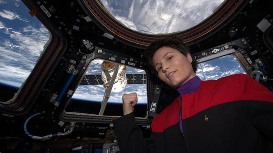 Ennél jobb szelfire esélyünk sincs. A képen Samantha Cristoforetti űrhajós az ISS fedélzetén