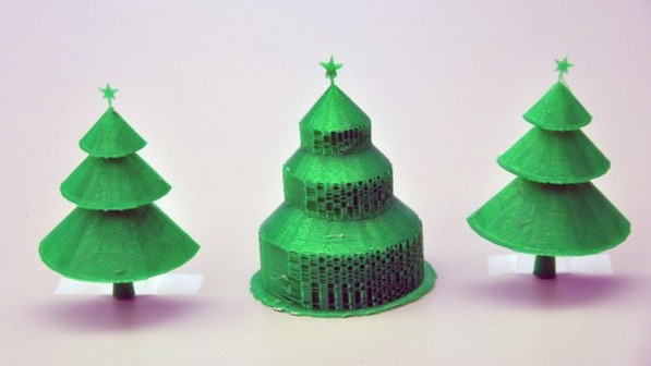 Középen: a hagyományos 3D-nyomtatott karácsonyfa. A széleken: a Richard Zhang algoritmusával tervezettek. © Simon Fraser University