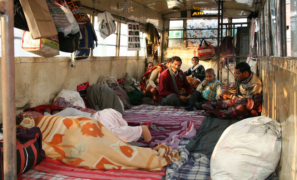 A delhi vezetés által létrehozott éjszakai szállások egyike – egy kibelezett, ingyen plédekkel megtömött busz, amely egyszerre huszonöt embernek nyújt menedéket.