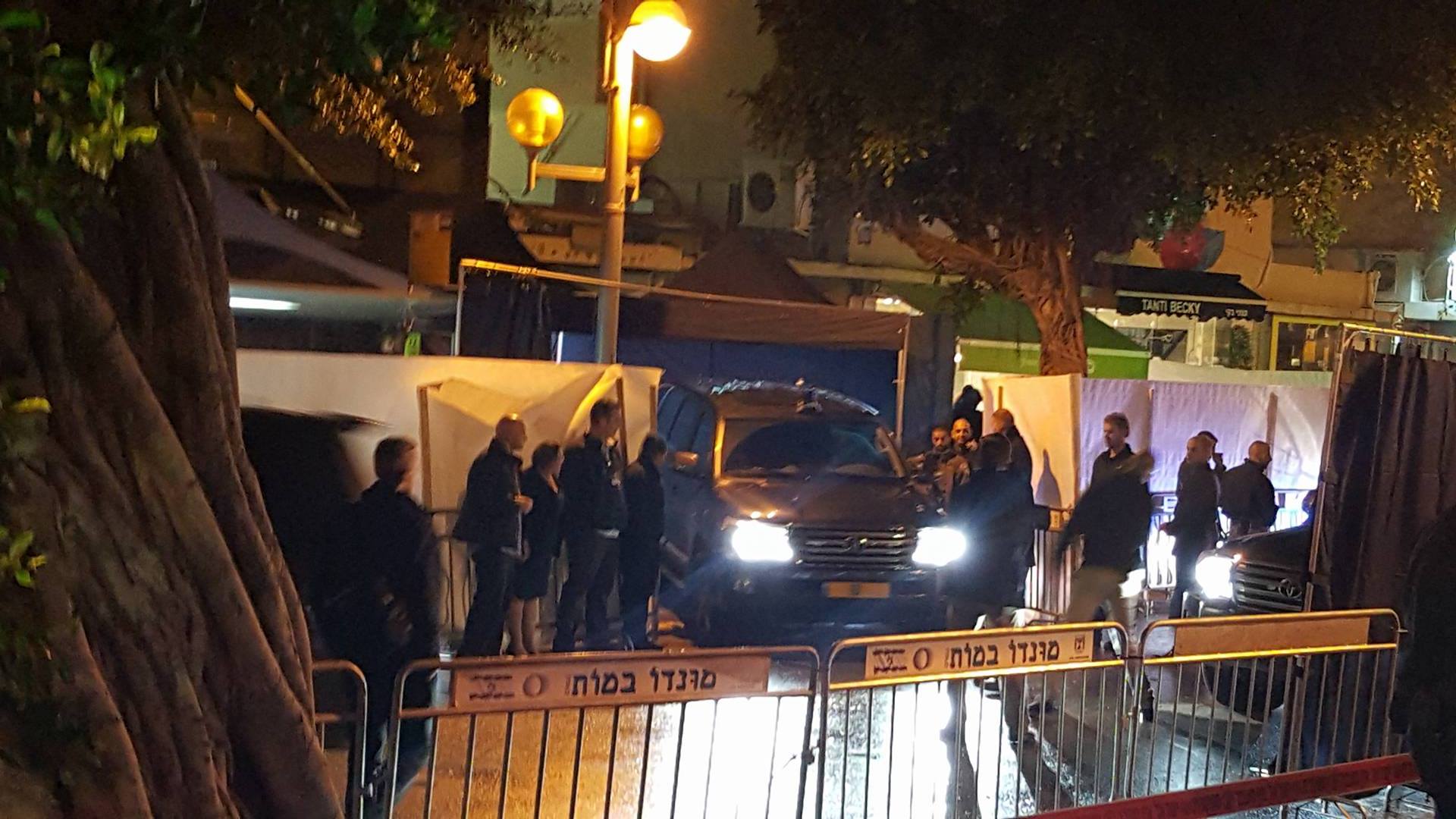 Benjamin Netanjahu távozik a merénylet helyszínéről. Fotó: 24.hu/ László Pál